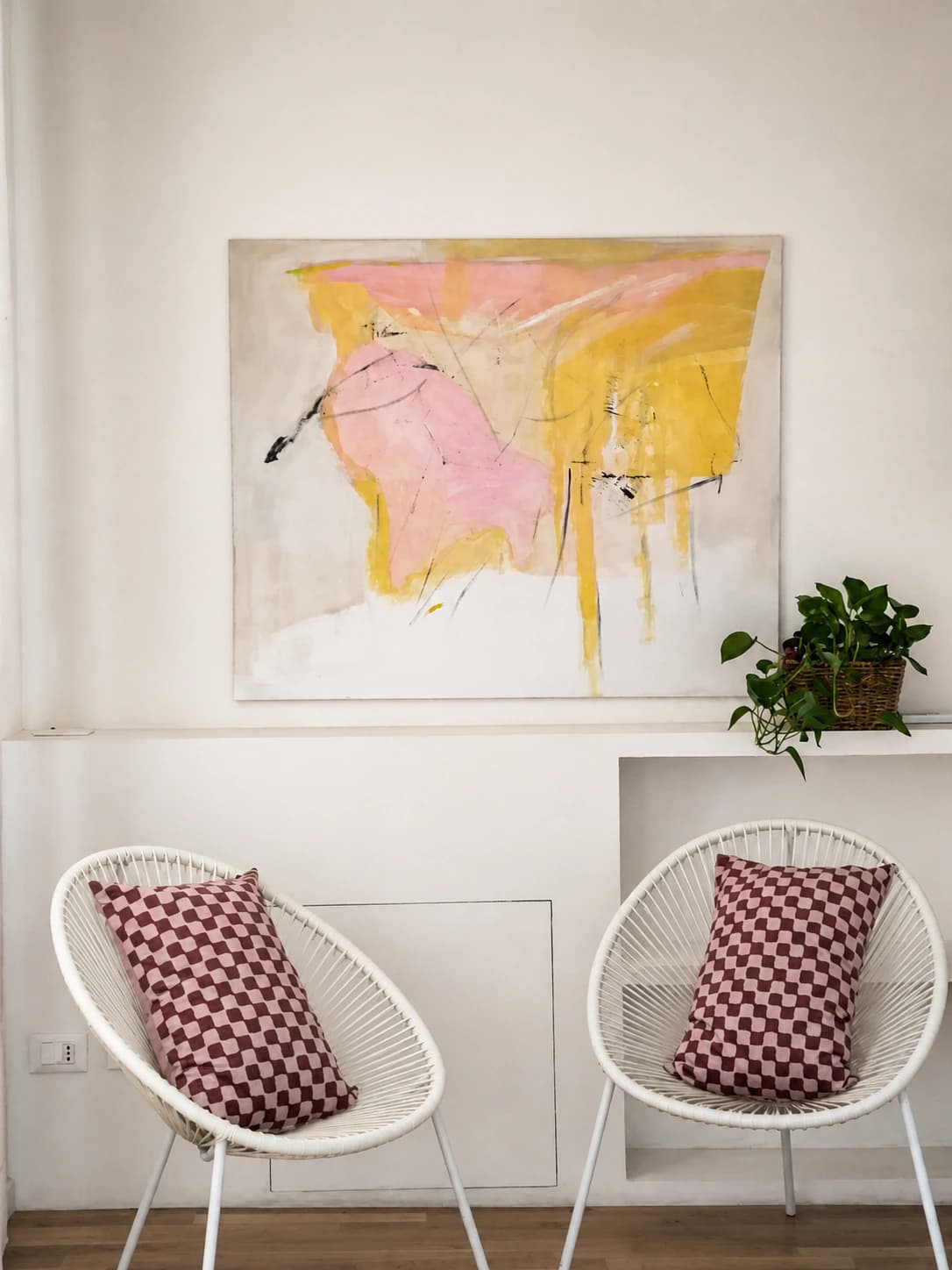 Interno di Tu per Tu con opere d'arte contemporanea